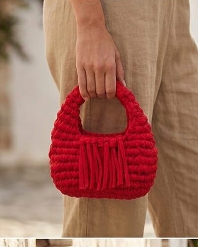 Petit sac QOFFA rouge en crochet tenu à la main